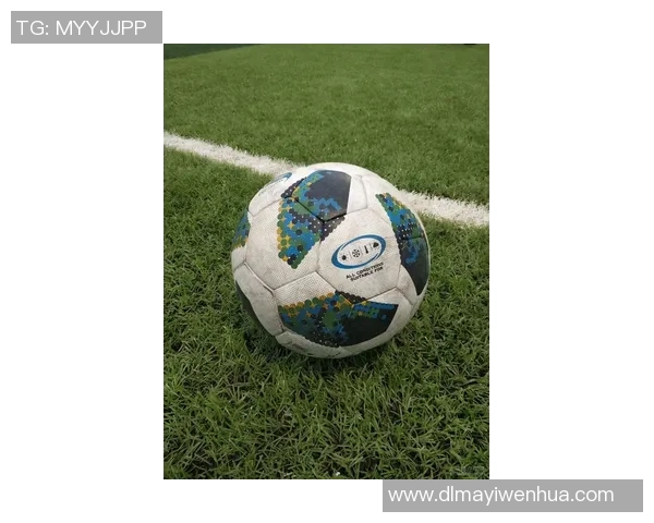 足球球门像个梦想的舞台承载着无数球员的荣耀与追求的希望